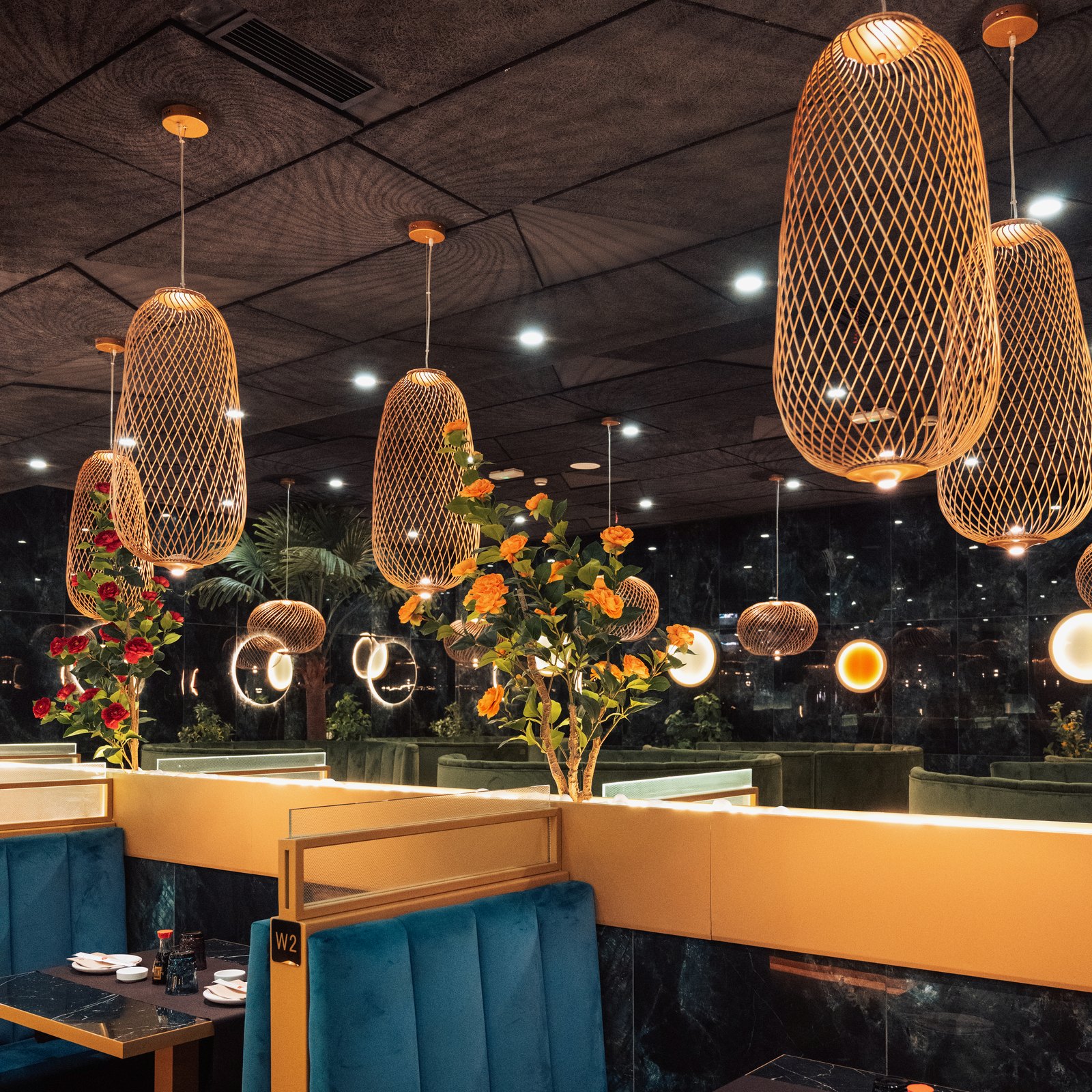 Salón Moon Sushi con lámparas doradas y ambiente elegante