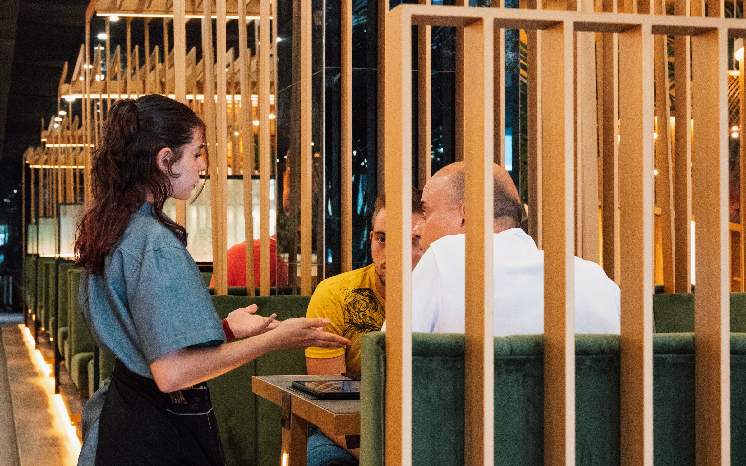 Servicio en mesa dentro de Moon Sushi Xàtiva