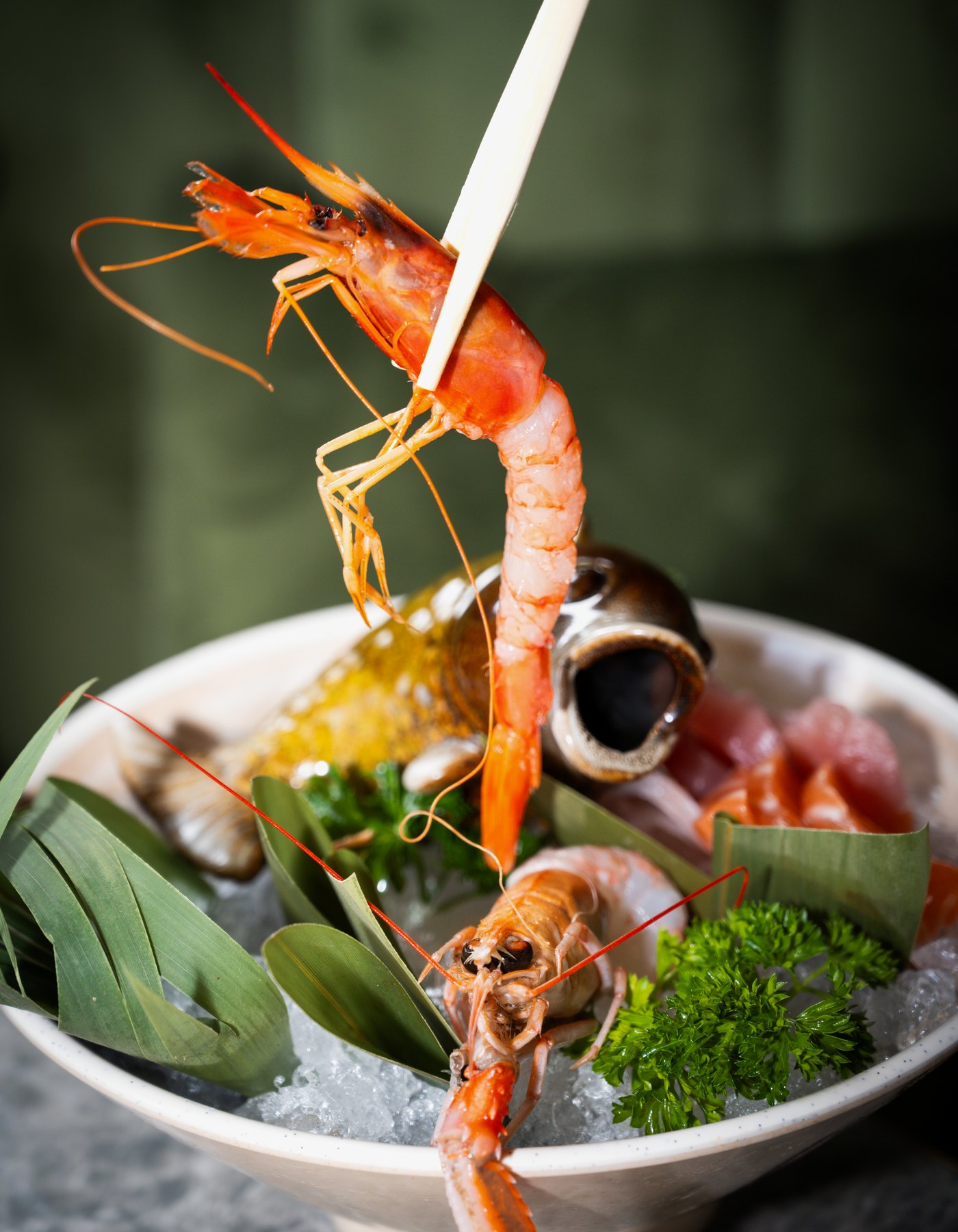 Marisco fresco con gamba y presentación japonesa