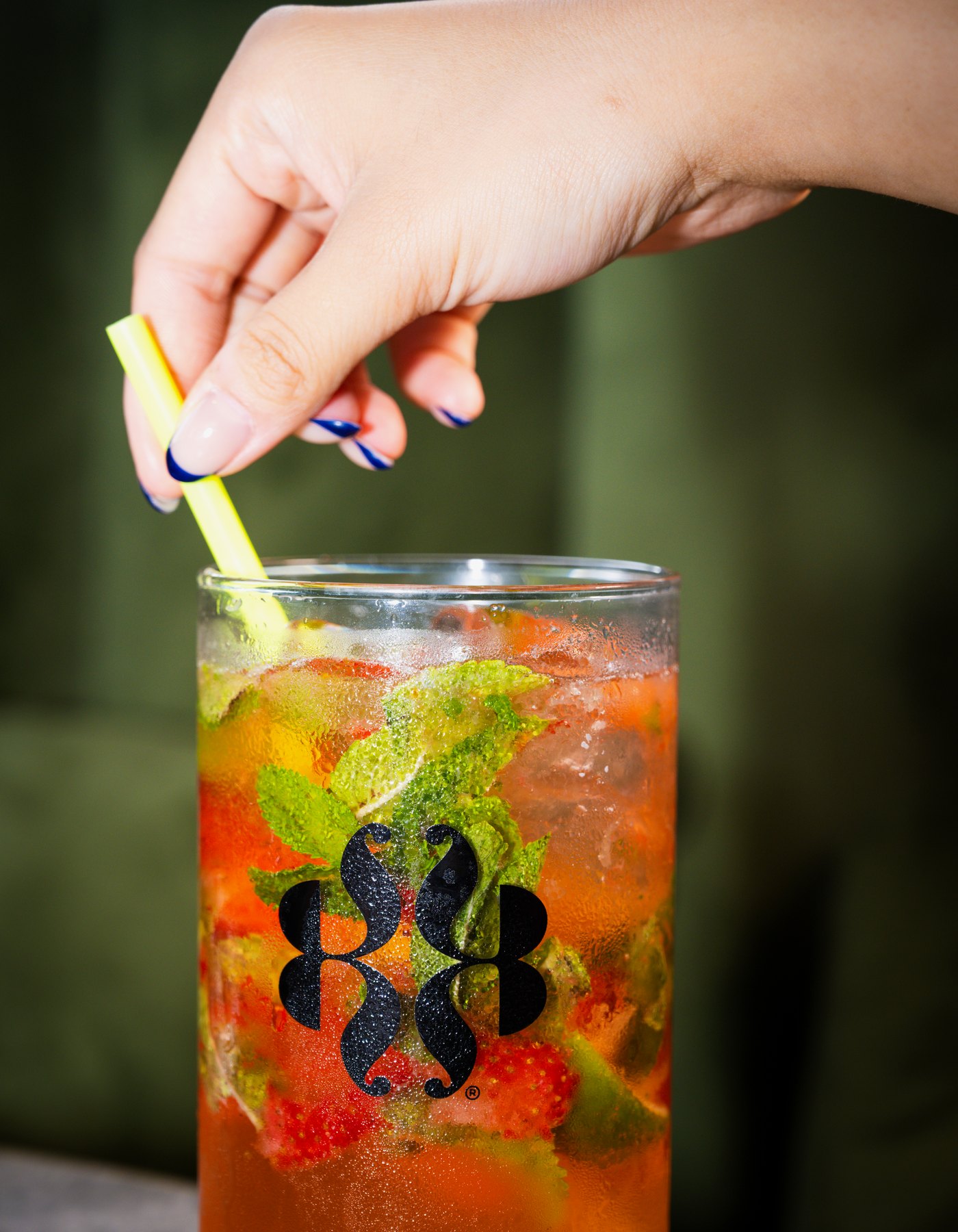 Bebida refrescante con frutas y menta