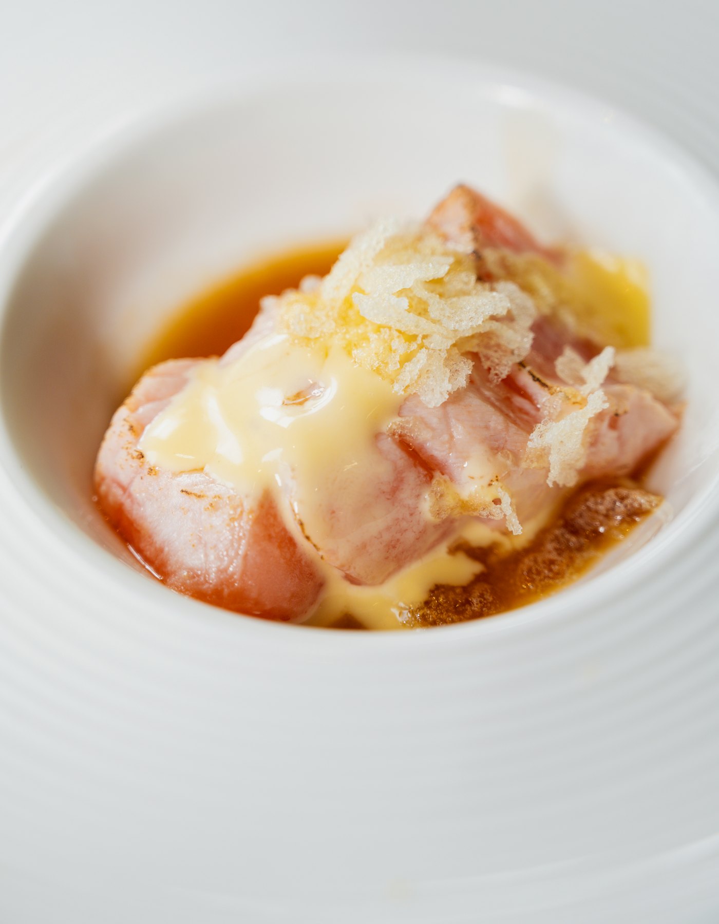 Pequeño plato japonés con salsa y salmón