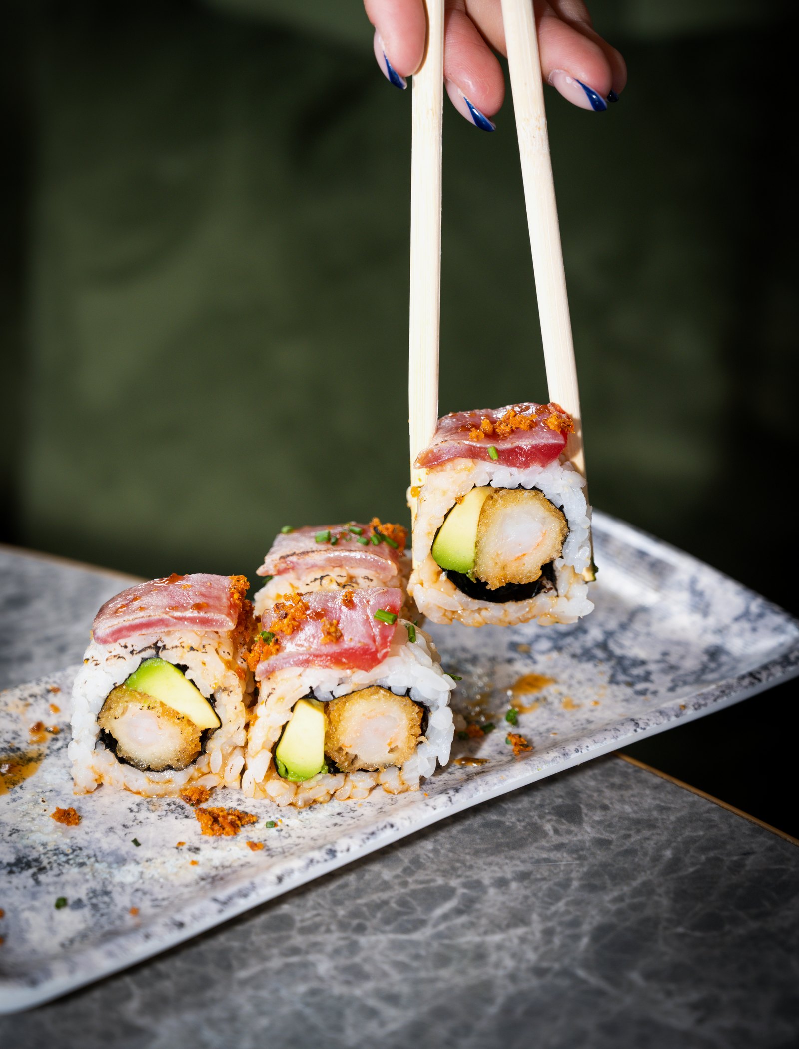 Rolls de sushi fresco servidos con palillos